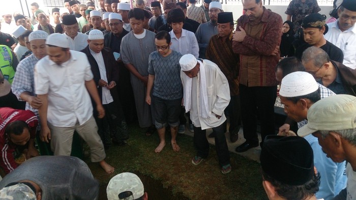 Pemakaman Soegeng Sarjadi Dihadiri 2 Eks Menteri dan Diwarnai Isak Tangis