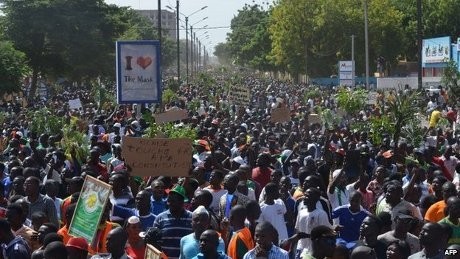 Ribuan Demonstran Burkina Faso Serbu dan Bakar Gedung Parlemen