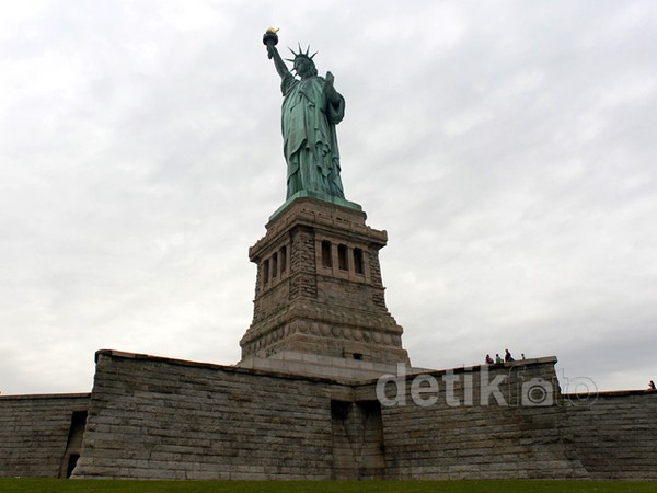 Keelokan Cityscape Manhattan dari Pulau Liberty