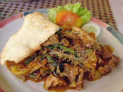 Sedapnya Kinyil-Kinyil Rujak Cingur Bersaus Petis Kental untuk Makan Siang