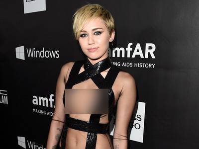 Baju Transparan Nyentrik Miley Cyrus