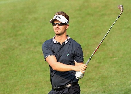 Rikard Karlberg Memimpin di Hari Pertama