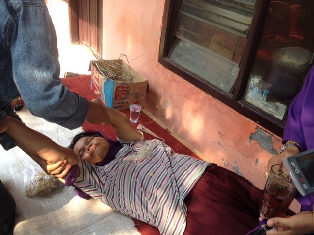 Tunggu Fadli Zon, Ibu Tersangka Kasus Pornografi yang Hina Jokowi Pingsan