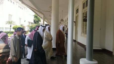 Jokowi Salat Jumat di Istana, JK dan Imam Masjidil Haram Salat di Istiqlal