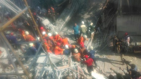 Tertimpa Beton Saat Evakuasi Di Tim 2 Petugas Damkar Pingsan