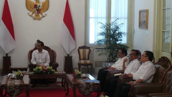Terima OJK, Jokowi dan 3 Menteri Kompak Berbaju Putih