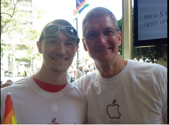 Aksi CEO Apple di Parade LGBT
