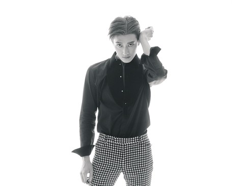 Resmi Debut Solo, Zhoumi Rilis Dua Versi Video Rewind