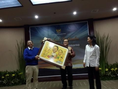 Dahlan Iskan Dihadiahi Karikatur dari Menteri BUMN Rini