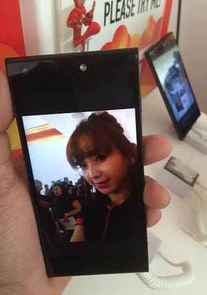 Bergaya dengan Ponsel Selfie Andromax V3S