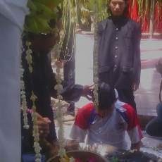 Syuroan, Puluhan Orang di Mojokerto Ritual Mandi Kembang