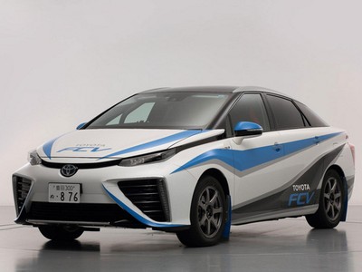 Sedan Sel Surya Toyota