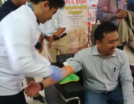 Tiba di Kantor, Menpora Langsung Periksa Darah