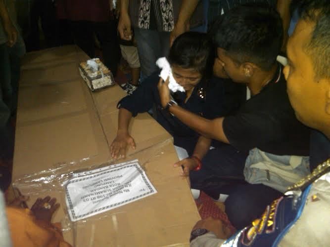 Jenazah Mayang Tiba di Lampung, Sang Adik Histeris dan Pingsan