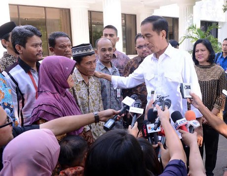 Minta Maaf dan Cium Tangan Jokowi, Ortu Arsyad Dapat Amplop dari Iriana