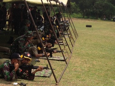 Saat Camat Belajar Menembak dengan Senapan Serbu SS2, Menyenangkan!