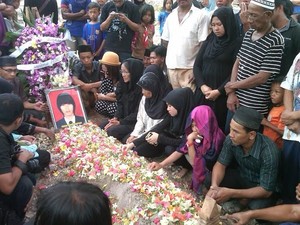 Di Pemakaman, Keluarga Pasang Foto Mayang Saat Masih Menjadi Febri