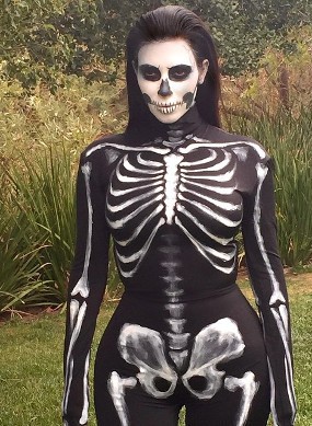 Seram! Kim Kardashian Kenakan Kostum Tengkorak untuk Halloween