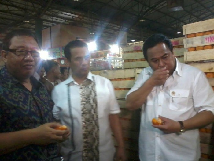 3 Menteri Ini Blusukan Tengah Malam ke Pasar Kramat Jati