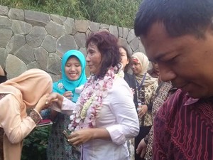 Mendarat di Pangandaran, Menteri Susi Disambut Isak Tangis Karyawan Susi Air