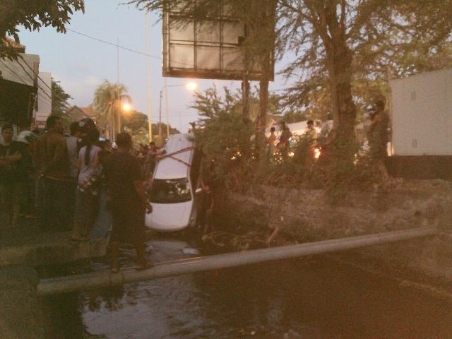 Mobil Grand Vitara Nyemplung ke Kali di Jl Imam Bonjol Denpasar
