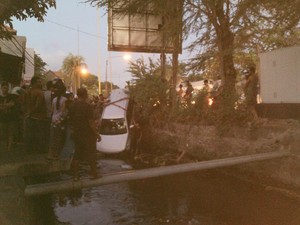 Mobil Grand Vitara Nyemplung ke Kali di Jl Imam Bonjol Denpasar