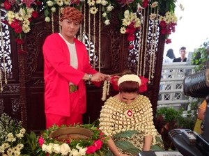 Deswita Maharani Belah Kelapa di Acara Adat Nujuh Bulanan