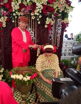 Deswita Maharani Belah Kelapa di Acara Adat Nujuh Bulanan