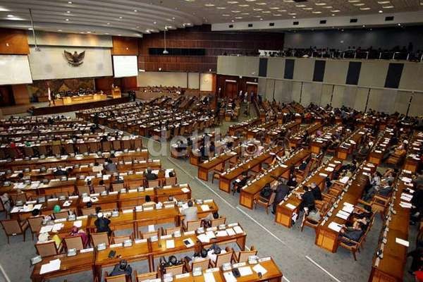 Daripada Berkelahi, Lebih Baik DPR Selesaikan Masalah Ini