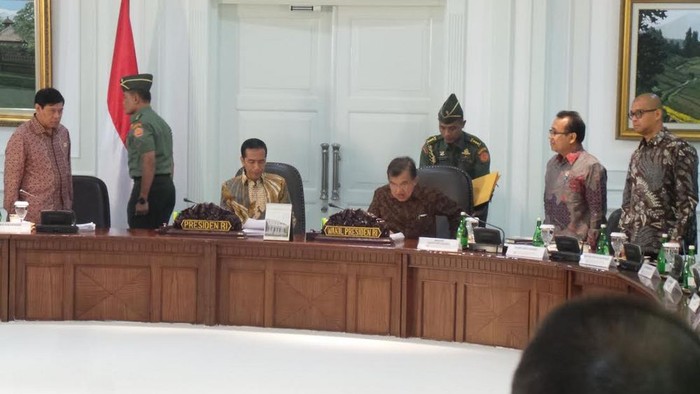 Sudah Dilantik Sebagai Seskab, Andi Widjajanto Langsung Ikut Rapat Bareng Jokowi