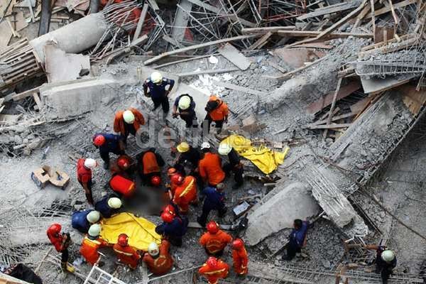 Labfor Olah TKP Jembatan Penghubung di TIM yang Ambruk