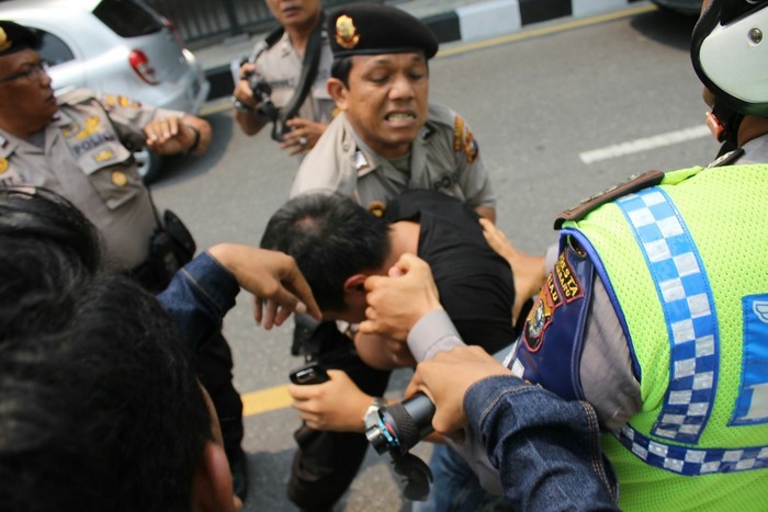 Demo Mahasiswa soal Ladang Minyak di Pekanbaru Dibubarkan Paksa