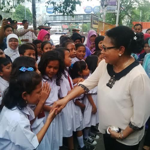 Serunya Saat Menteri Yohana Bercengkrama dan Berpelukan dengan Anak-anak SD
