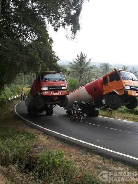 5 Foto Mata-mata Mobil Ngetril Hingga Berdiri Akibat Kecelakaan