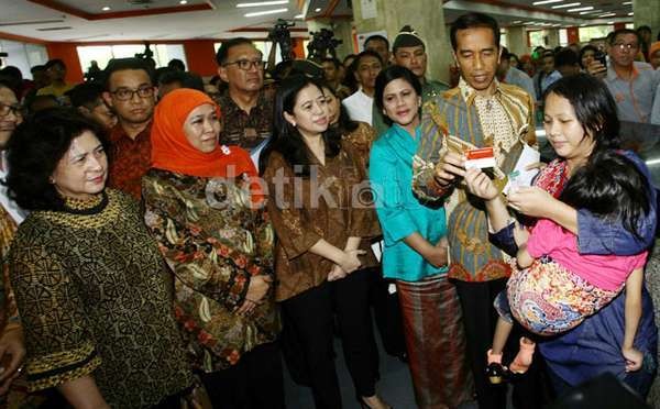 Presiden Jokowi Luncurkan KIP, Bagaimana Nasib Kartu Jakarta Pintar? Presiden Jokowi Luncurkan KIP, Bagaimana Nasib Kartu Jakarta Pintar?