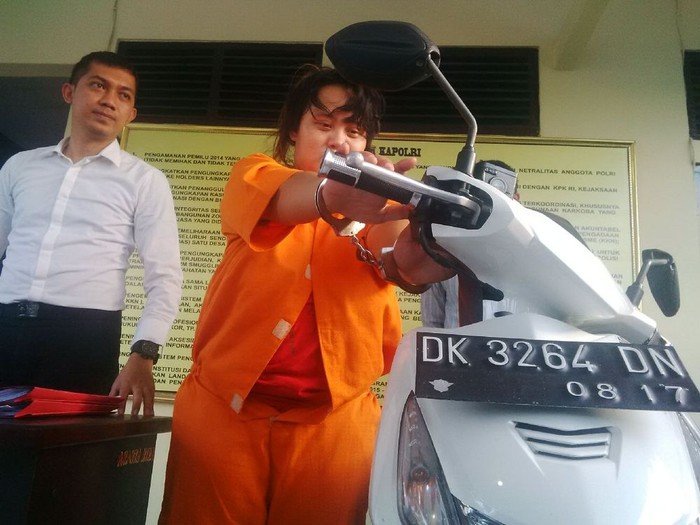 Marah Digiring ke Sel, Wanita Muda Pencuri Motor Ludahi Perwira Polisi