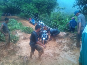 Repotnya Warga di Daerah ini, Lewati Jalan Longsor Harus Bayar Rp 100 Ribu