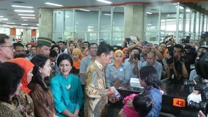 Jokowi ke Kantor Pos Pasar Baru Luncurkan Kartu Sakti KIP, KIS dan KKS