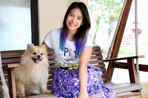 Kamar Dhea Seto Serba Ungu dan Anjing Kesayangannya