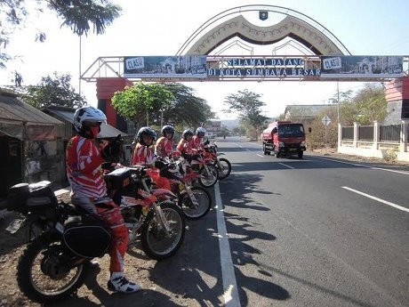 Disambut Hangat Pengguna Motor Trail di Bima