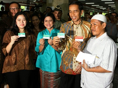 Jokowi Luncurkan Kartu Sakti KIP, KIS dan KKS