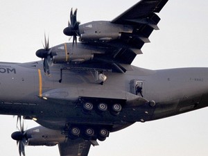 Ini Aksi Gila Tom Cruise Gelantungan di Pesawat