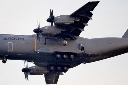 Ini Aksi Gila Tom Cruise Gelantungan di Pesawat