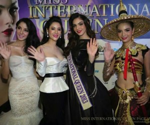 Transgender Adu Seksi Dalam Kontes Kecantikan di Thailand