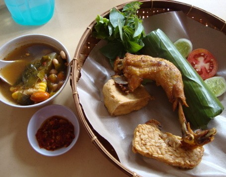 Sedapnya Nasi Timbel Berlauk Komplet untuk Santap Siang