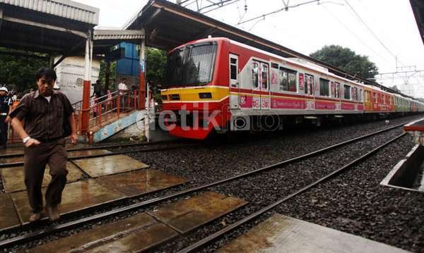 Penumpang KRL 700 Ribu Orang/Hari di 2015, KAI Beli 200 Gerbong