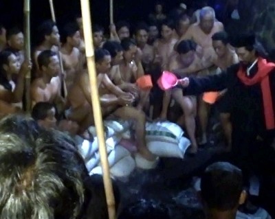 Puncak Syuro, Warga Antre Mandi di Pantai Watu Dodol