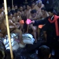Puncak Syuro, Warga Antre Mandi di Pantai Watu Dodol