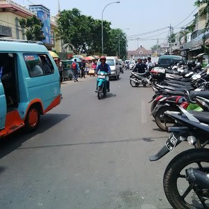 Aduh Pak Ahok, Penggila Batu Akik Parkir Seenaknya di Jalan Bekasi 1 Jatinegara