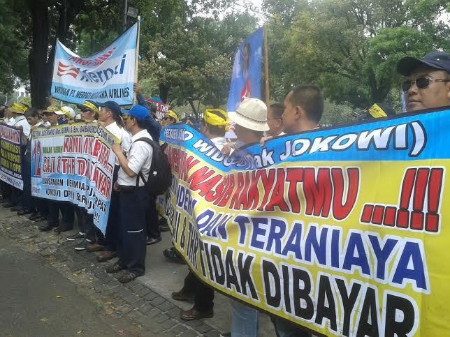 Setahun Tak Digaji, Seratusan Karyawan Merpati Demo di Kantor Rini